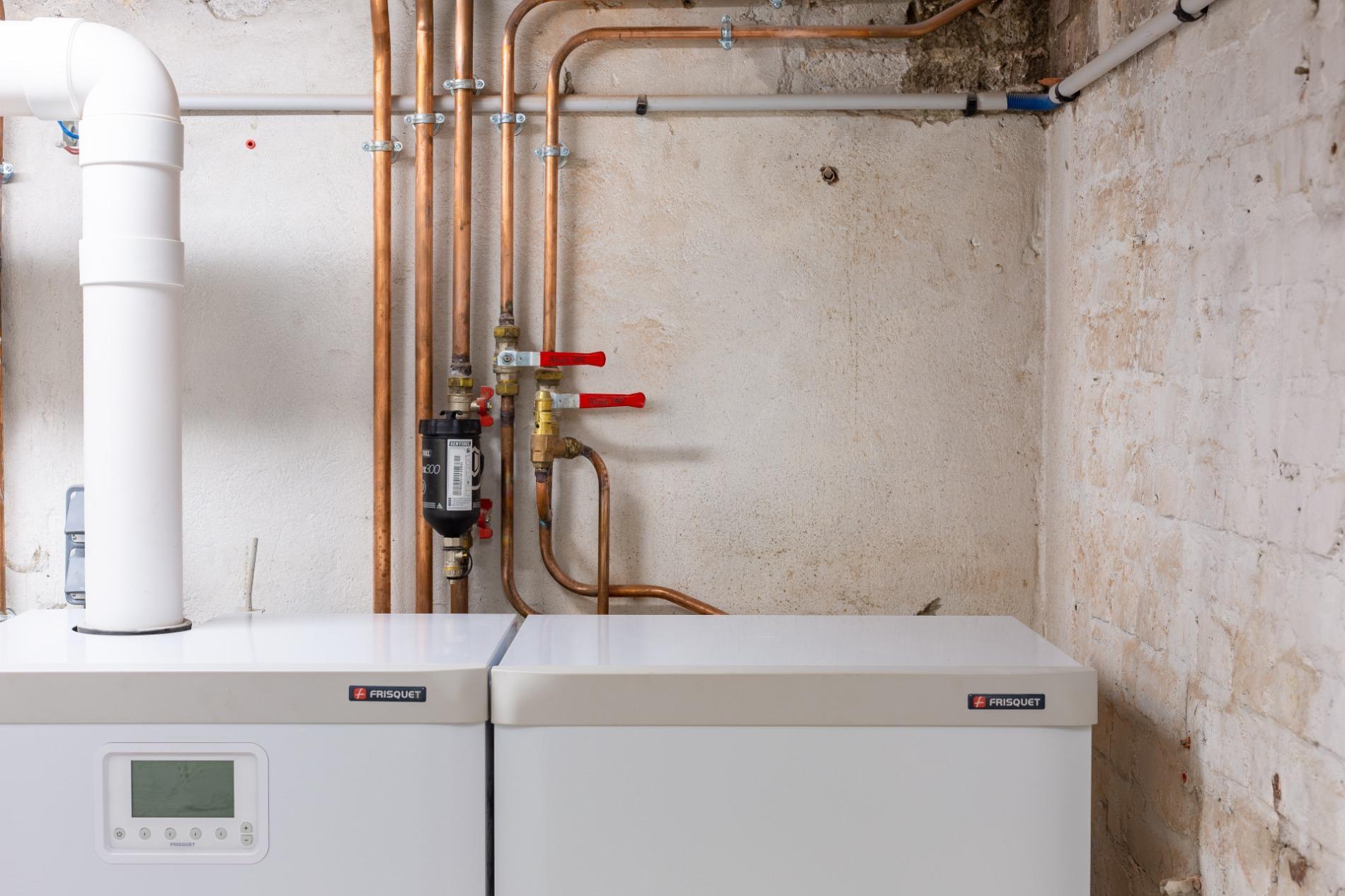 Création d'une chaufferie, réseau de distribution et pose de radiateur fonte, Deuil La Barre